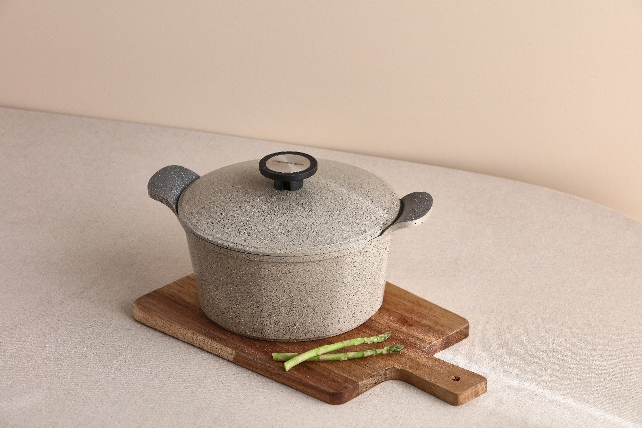 Batterie de cuisine en granit beige résistante et élégante – Neoflam Maroc
Set de casseroles en granit rose avec revêtement antiadhésif – Livraison rapide au Maroc
Ustensiles de cuisine durables en granit – Couleur rose pastel et beige
Revêtement en granit résistant aux rayures
Couleurs élégantes : beige doux & rose pastel
Poignées ergonomiques résistantes à la chaleur
Compatible tous feux (gaz, électrique, induction)
✅ Design moderne
✅ Cuisson saine avec peu d'huile
✅ Nettoyage rapide et sans effort