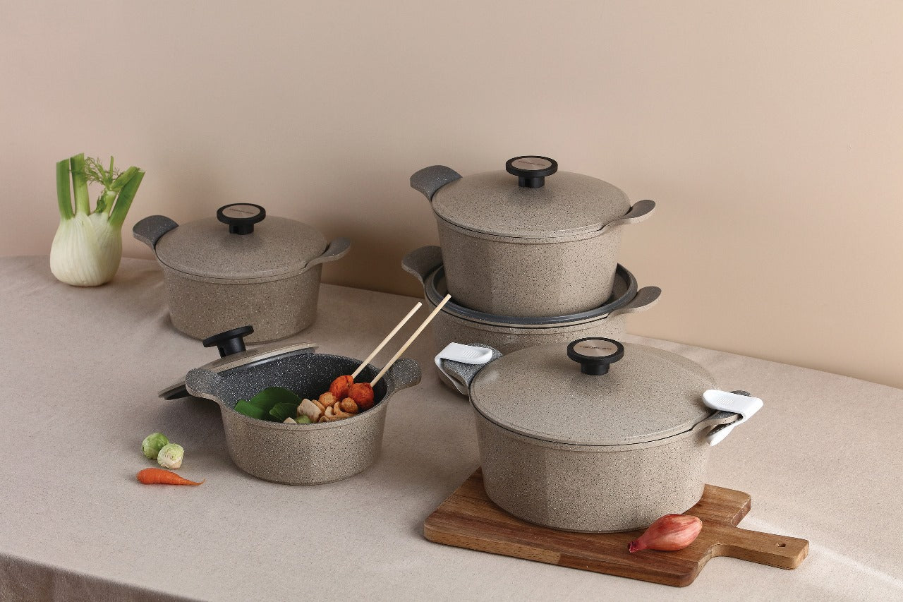 Batterie de cuisine en granit beige résistante et élégante – Neoflam Maroc
Set de casseroles en granit rose avec revêtement antiadhésif – Livraison rapide au Maroc
Ustensiles de cuisine durables en granit – Couleur rose pastel et beige
Revêtement en granit résistant aux rayures
Couleurs élégantes : beige doux & rose pastel
Poignées ergonomiques résistantes à la chaleur
Compatible tous feux (gaz, électrique, induction)
✅ Design moderne
✅ Cuisson saine avec peu d'huile
✅ Nettoyage rapide et sans effort