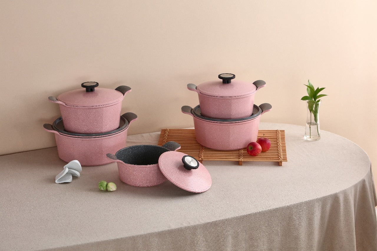 Batterie de cuisine en granit beige résistante et élégante – Neoflam Maroc
Set de casseroles en granit rose avec revêtement antiadhésif – Livraison rapide au Maroc
Ustensiles de cuisine durables en granit – Couleur rose pastel et beige
Revêtement en granit résistant aux rayures
Couleurs élégantes : beige doux & rose pastel
Poignées ergonomiques résistantes à la chaleur
Compatible tous feux (gaz, électrique, induction)
✅ Design moderne
✅ Cuisson saine avec peu d'huile
✅ Nettoyage rapide et sans effort