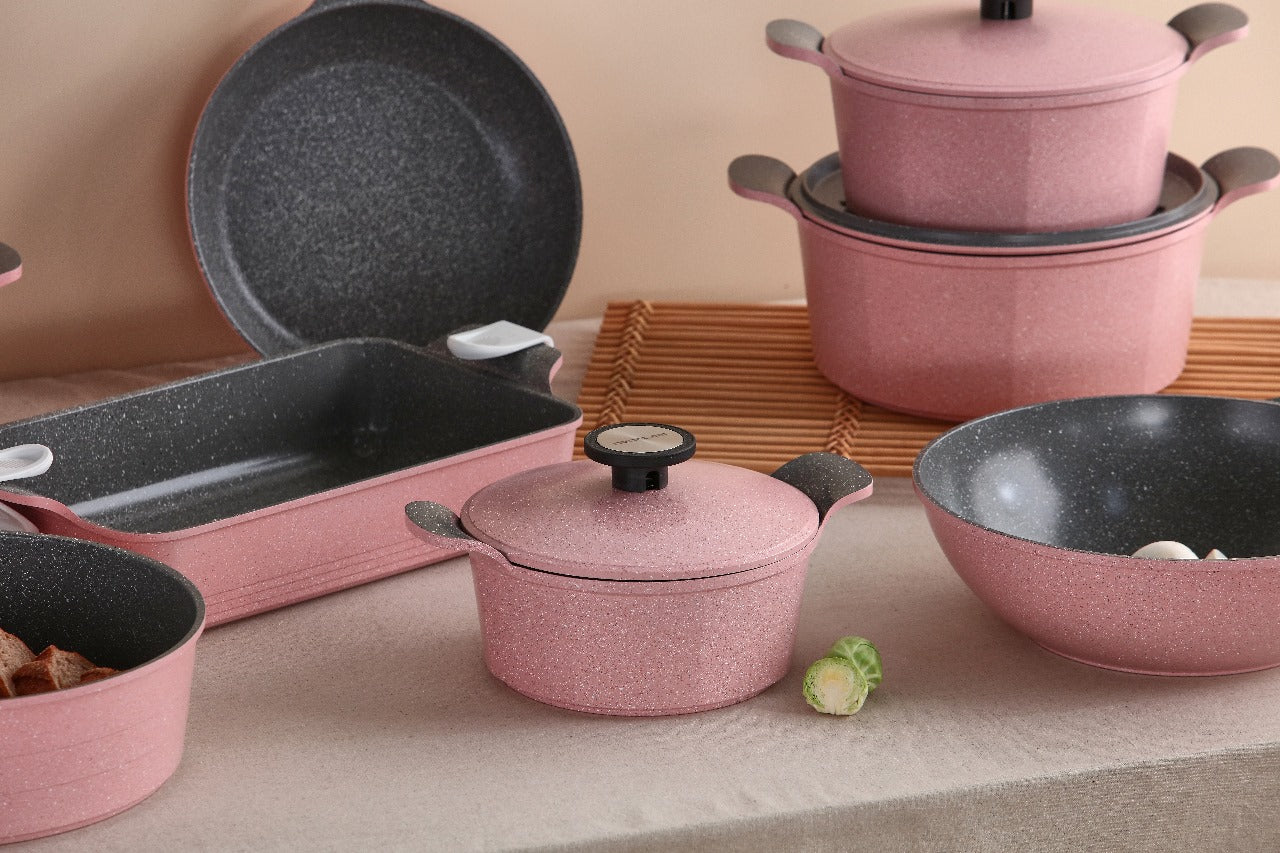 Batterie de cuisine en granit beige résistante et élégante – Neoflam Maroc
Set de casseroles en granit rose avec revêtement antiadhésif – Livraison rapide au Maroc
Ustensiles de cuisine durables en granit – Couleur rose pastel et beige
Revêtement en granit résistant aux rayures
Couleurs élégantes : beige doux & rose pastel
Poignées ergonomiques résistantes à la chaleur
Compatible tous feux (gaz, électrique, induction)
✅ Design moderne
✅ Cuisson saine avec peu d'huile
✅ Nettoyage rapide et sans effort